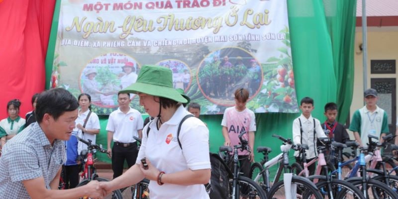 Món quà trao tay, ý nghĩa và tình yêu luôn còn lại mãi